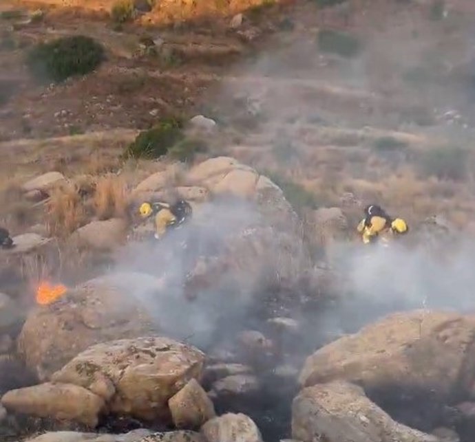 Efectivos del Infoca trabajan en el incendio declarado en Lubrín (Almería)