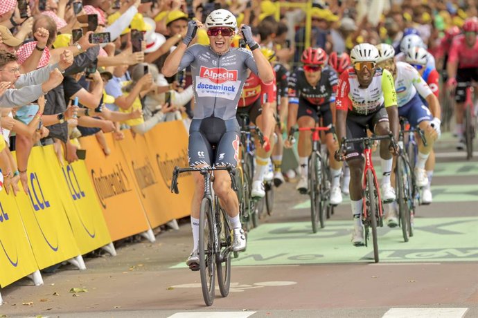 Archivo - 05 July 2025, France, Lille: Belgian cyclist Jasper Philipsen of team  Alpecin-Deceuninck celebrates as he crosses the finish line to win the first stage of the Tour de France cycling race, 184.9 kilometers in Lille. Photo: Stefano Cavasino/Live