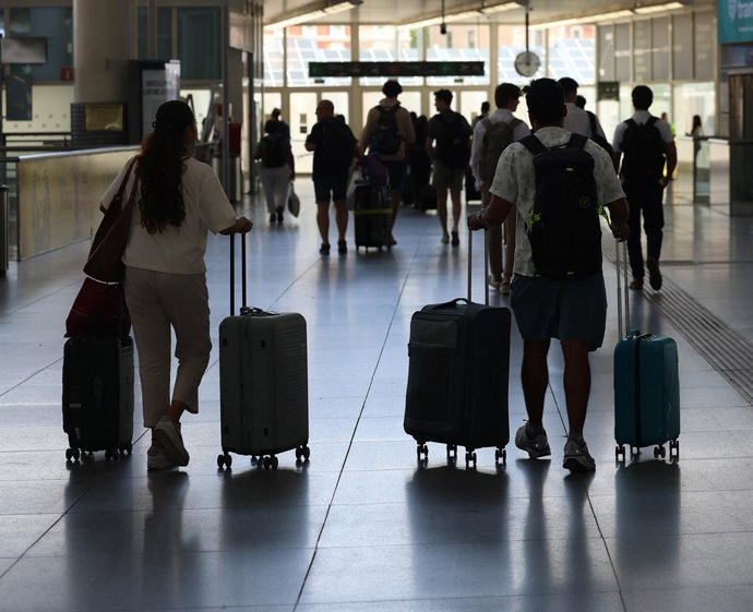 Archivo - Arquivo - Passageiros durante a primeira operação de partida do verão de 2025, na estação Puerta de Atocha - Almudena Grandes, em 4 de julho de 2025, em Madri (Espanha). Durante o primeiro fim de semana de julho, coincidindo com a primeira opera