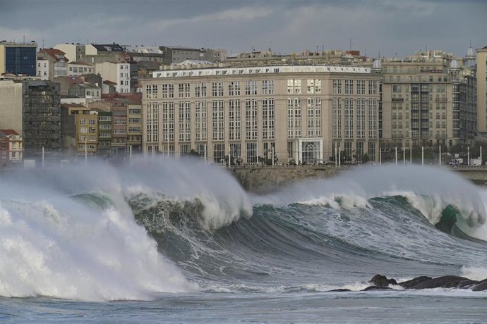 Archivo - Olas superiores a 8 metros en Playas de Riazor y Orzán, en A Coruña, Galicia (España), a 28 de octubre de 2020.