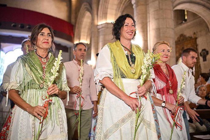 Imagen de la alcaldesa de Almería, María del Mar Vázquez, en la ofrenda floral a la patrona, la Virgen del Mar.