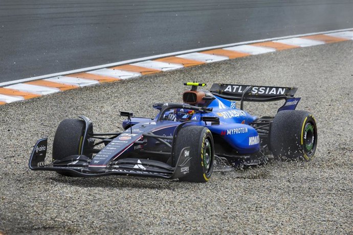 55 SAINZ Carlos (spa), Williams Racing FW47, action going off track during the 2025 Formula 1 Heineken Dutch Grand Prix, 15th round of the 2025 FIA Formula One World Championship from August 29 to 31, 2025 on the Zandvoort Circuit, in Zandvoort, Netherlan
