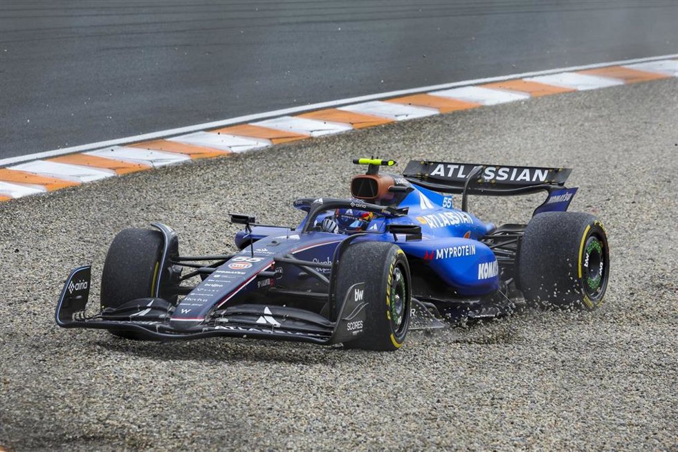 55 SAINZ Carlos (spa), Williams Racing FW47, action going off track during the 2025 Formula 1 Heineken Dutch Grand Prix, 15th round of the 2025 FIA Formula One World Championship from August 29 to 31, 2025 on the Zandvoort Circuit, in Zandvoort, Netherl