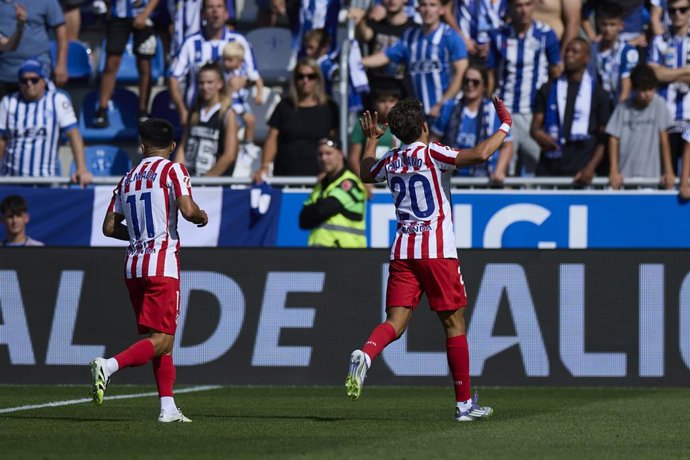 Giuliano Simeone, do Atlético de Madrid, comemora após marcar o primeiro gol da equipe durante a partida da LaLiga EA Sports entre o Deportivo Alaves e o Atlético de Madrid no Mendizorrotza em 30 de agosto de 2025, em Vitoria, Espanha.