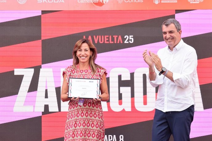 La alcaldesa de Zaragoza, Natalia Chueca, recibe de manos del director d ela Vuelta a España, Javier Guillén, el sello Más Bici, que reconoce el compromiso de la ciudad con el uso diario de la bicicleta tras la llegada de la octava etapa de la ronda.