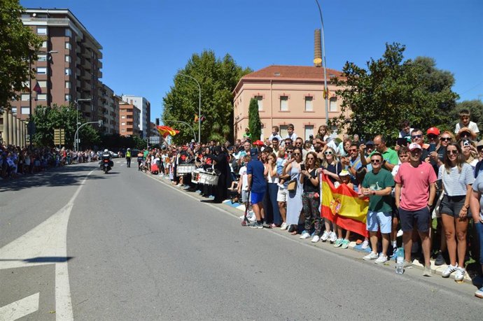 Aficionados este sábado en Monzón, punto de salida de la octava etapa de la Vuelta Ciclista a España.