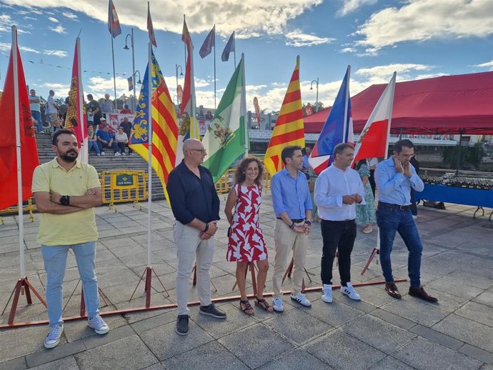 La consejera de Educación, Eva Ledo, en el centro, junto al resto de autoridades, durante la entrega de premios del LIV Descenso Internacional del Río Deva.