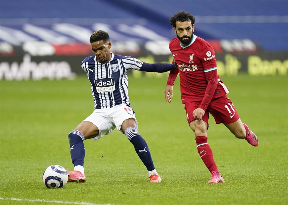 Archivo - 16 May 2021, United Kingdom, West Bromwich: West Bromwich Albion's Grady Diangana (L) and Liverpool's Mohamed Salah battle for the ball during the English Premier League soccer match between West Bromwich Albion and Liverpool at The Hawthorns.