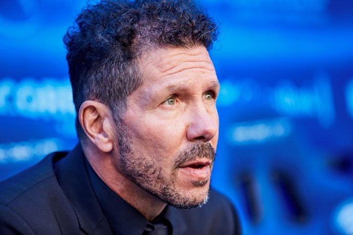 Archivo - Diego Pablo Simeone, coach of Atletico de Madrid, looks on before the Spanish league, La Liga Santander, football match played between Deportivo Alaves and Atletico de Madrid at Mendizorroza stadium on September 25, 2021 in Vitoria, Spain.
