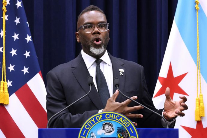 Archivo - 21 de maio de 2025, Chicago, Il, EUA: O prefeito de Chicago, Brandon Johnson, fala durante uma coletiva de imprensa sobre o presidente Donald Trump na prefeitura após uma reunião do conselho municipal em 21 de maio de 2025, em Chicago.
