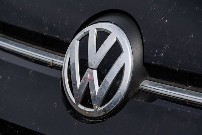 Archivo - Logo de la compañía Volkswagen.