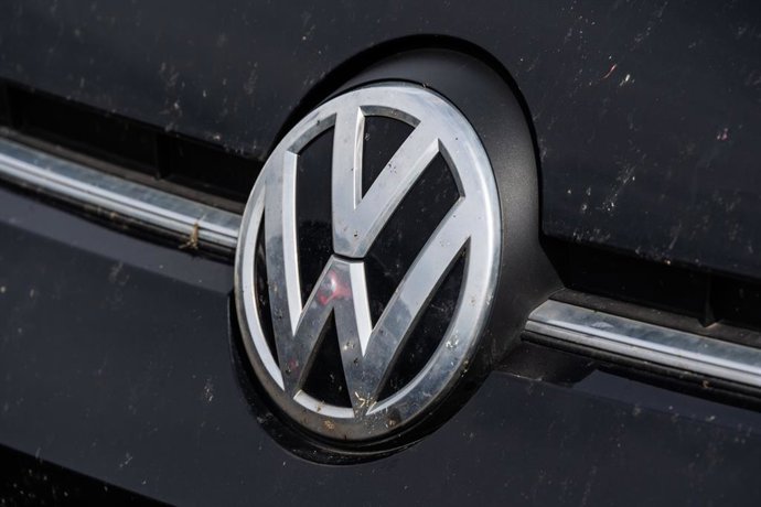 Archivo - Arquivo - 9 de julho de 2025, Lkken, Dinamarca: O logotipo da Volkswagen é visto em um carro em Lkken.