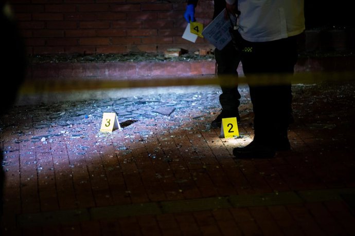 Archivo - Arquivo - 20 de novembro de 2024, Bogotá, Cundinamarca, Colômbia: A polícia do esquadrão criminalista e antibombas da Colômbia revisa a detonação de uma bomba perto do Instituto Penitenciário da Colômbia (INPEC) em 20 de novembro de 2024 em Bogo