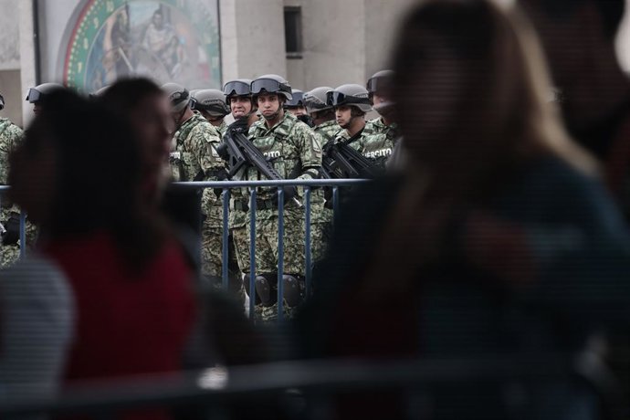 Archivo - Arquivo - 9 de julho de 2025, México, Cdmx, México: A presidente mexicana CLAUDIA SHEIMBAUM e a prefeita CLARA BRUGADA comemoram o Dia Internacional para a Destruição de Armas de Fogo. Na esplanada da Basílica de Guadalupe, membros do Ministério