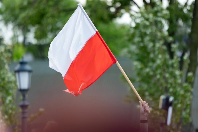 Archivo - May 29, 2025, Pabianice, Poland: A view of the flag of Poland seen during Rafal Trzaskowski's election rally in the old town square in Pabianice. The event gathered supporters and local residents as part of Trzaskowski ongoing election campaign.