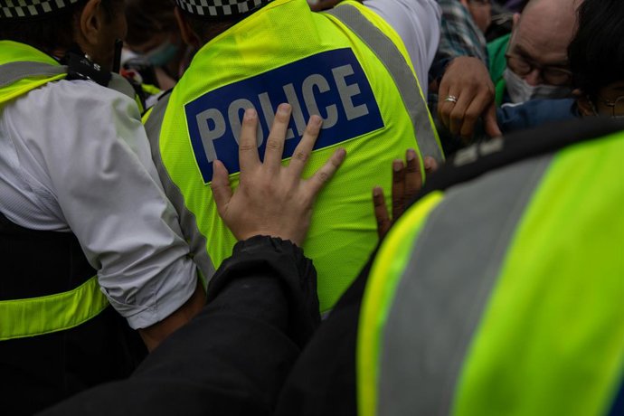 2 de agosto de 2025, Londres, Islington, Reino Unido: Um agente da Polícia Metropolitana empurra um colega durante a manifestação. Os moradores protestaram sob a faixa "Thistle Barbican needs to go locals say no" (O Barbican precisa ir embora, os moradore