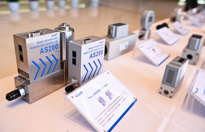 Archivo - GUANGZHOU, April 9, 2025  -- This photo shows mass flow controllers at Aosong Electronic Co., Ltd. in Guangzhou, south China's Guangdong Province, March 20, 2025.   The city of Guangzhou has scaled up efforts to boost the growth of its semicondu