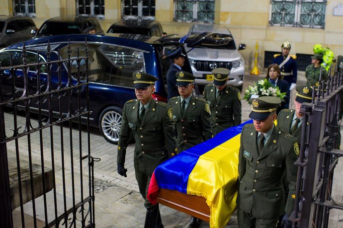 11 de agosto de 2025, Bogotá, Cundinamarca, Colômbia: Policiais colombianos carregam o caixão do senador Miguel Uribe Turbay enquanto o congresso colombiano realiza uma câmara fúnebre que durará três dias. Uribe Turbay, que foi vítima de uma tentativa de 