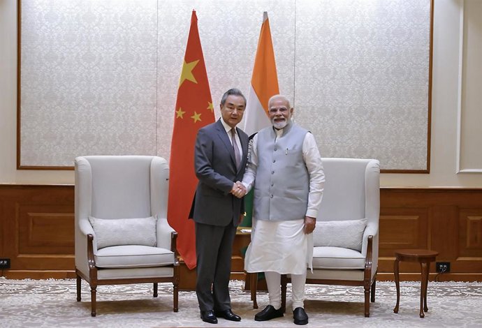 El primer misnistro indio, Narendra Modi, y el ministro de Exteriores chino, Wang Yi