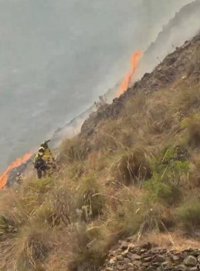 Un total de 80 efectivos por tierra continúan los trabajos en el incendio de Lubrín (Almería)