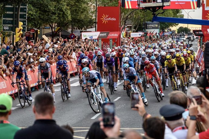 El pelotón de la Vuelta Ciclista a España toma una curva durante el recorrido urbano por la capital aragonesa.