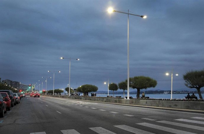 Archivo - Iluminación del Paseo Marítimo de Santander.-ARCHIVO
