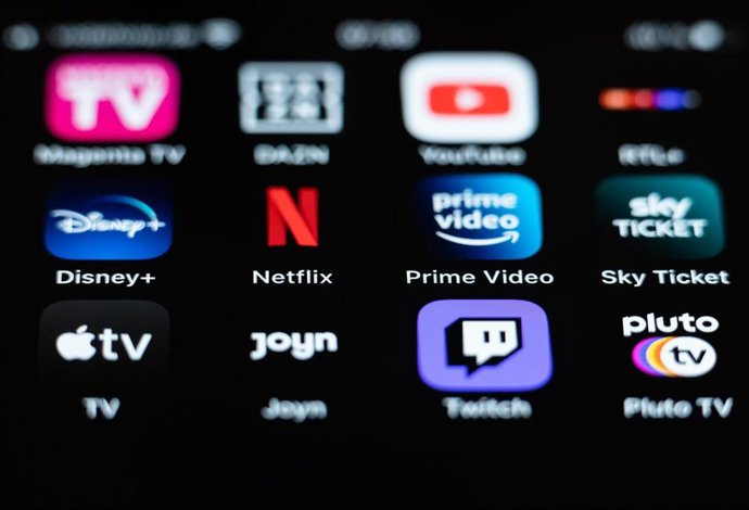 Archivo - FILED - 08 March 2022, Baden-Wuerttemberg, Rottweil: Logos of the streaming services and platforms Magenta TV, DAZN, YouTube, Disney+, Netflix, Prime Video, Sky Ticket, Apple TV, Joyn, Twitch and Pluto TV are seen on the display of a smartphone.