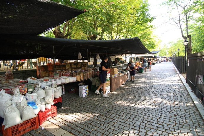 Archivo - Mercadillo de los Jueves de San Lorenzo de El Escorial. Imagen de Archivo.