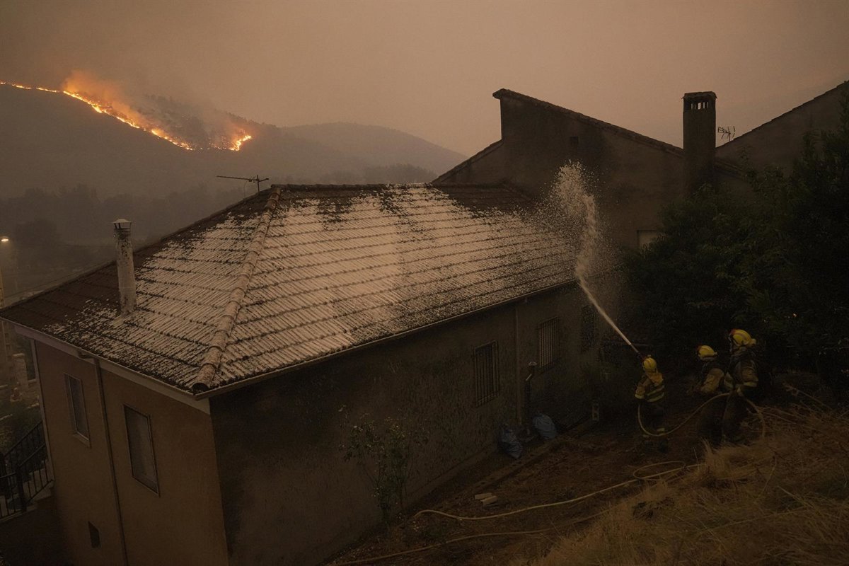 Los tres mayores incendios de la historia de Galicia, todos bajo control, ya son los únicos sin extinguir