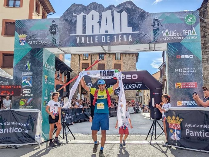 Adrián García, de El Pueyo de Jaca (Huesca), cruza la meta de Panticosa en primer lugar en la prueba reina del 8k (80 kilómetros)  del X Trail Valle de Tena celebrada este sábado en la localidad altoaragonesa.