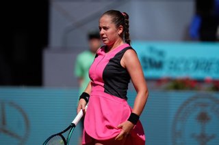 Archivo - Jelena Ostapenko of Latvia in action against Ons Jabeur of Tunisia during the Mutua Madrid Open 2024, ATP Masters 1000 and WTA 1000, tournament celebrated at Caja Magica on April 29, 2024 in Madrid, Spain.
