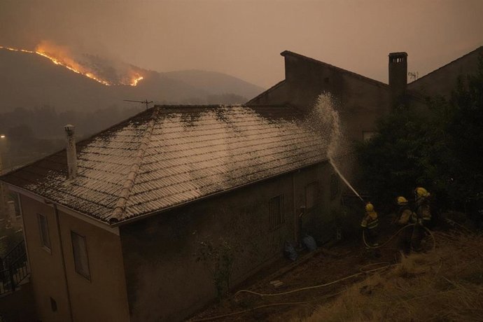 Varios bombeiros forestais tratan de extinguir un lume, a 17 de agosto de 2025, en Retorta, Laza, Ourense, Galicia (España).