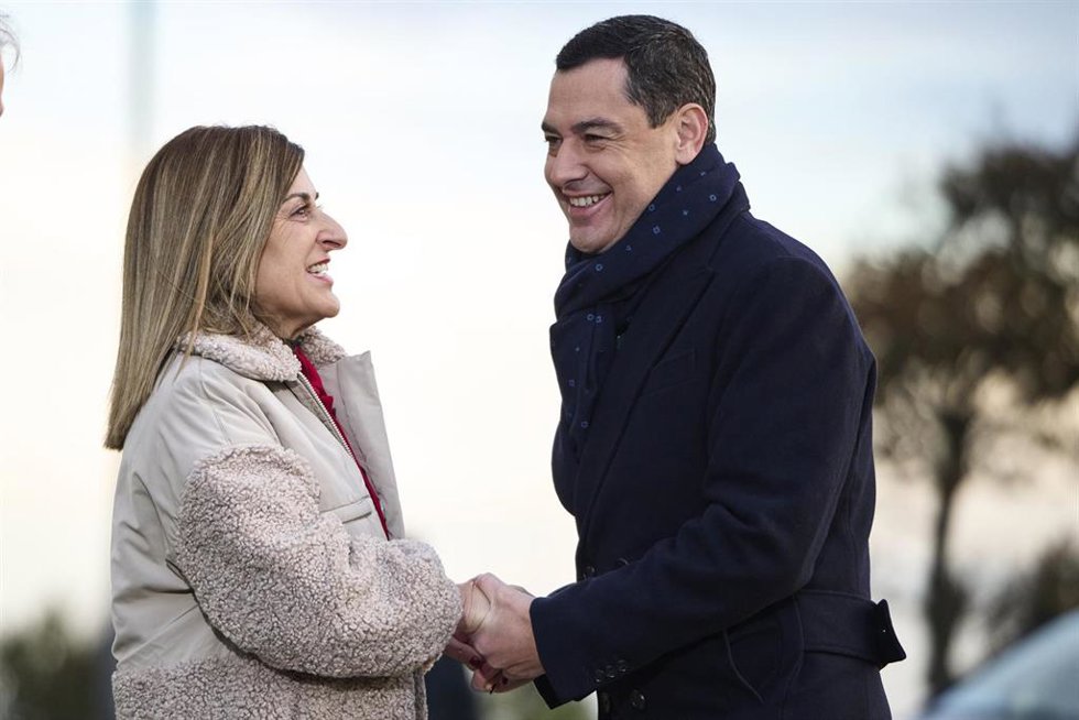 Archivo - La presidenta de Cantabria, María José Sáenz de Buruaga, y el presidente de la Junta de Andalucía, Juanma Moreno, a su llegada a la XXVII Conferencia de Presidentes, en el Palacio de la Magdalena, a 13 de diciembre de 2024, en Santander. (Foto