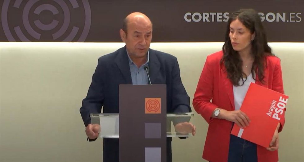 La diputada del grupo parlamentario socialista en las Cortes de Aragón Alba Sánchez Miedes junto a su compañero Daniel Alastuey. 