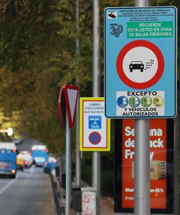 Archivo - Un cartel marca la el Inicio de una Zona de Bajas Emisiones (ZBE) en una imagen de archivo