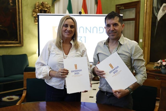 La alcaldesa de Granada, Marifrán Carazo, y el secretario general de CCOO Granada, Daniel Mesa