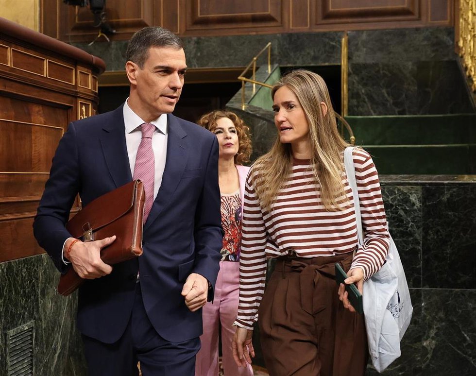 Archivo - El presidente del Gobierno, Pedro Sánchez, y la ministra de Energía y Transición Ecológica, Sara Aagesen,