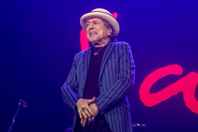 Archivo - El cantante Joaquín Sabina durante una actuación. Imagen de archivo. 