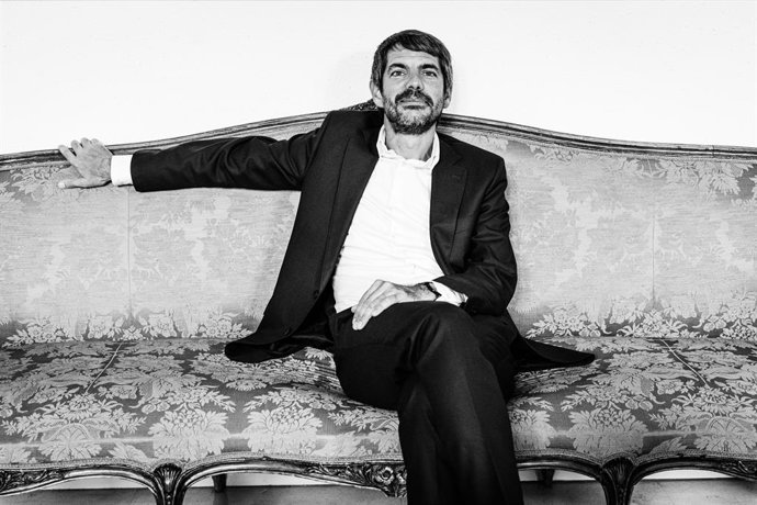 El ministro de Cultura, Ernest Urtasun, posa para Europa Press en el Ministerio de Cultura, a 27 de agosto de 2025, en Madrid (España). Ernest Urtasun es un economista, diplomático y político español nacido en Barcelona en 1982 y es el actual ministro de 