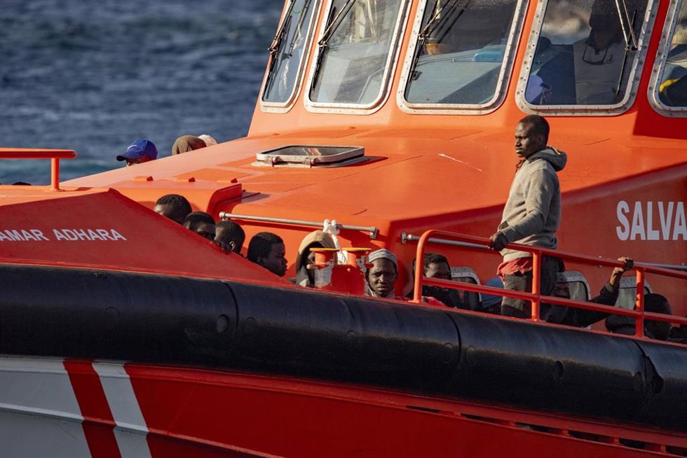 Archivo - Una lancha de Salvamento Marítimo tras el rescate de un cayuco a su llegada al Puerto de la Restinga, a 3 de diciembre de 2024, en El Hierro, Santa Cruz de Tenerife, Tenerife, Canarias (España). 
