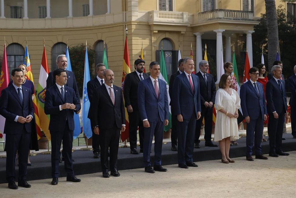Archivo - Foto de familia de las autoridades asistentes a la XXVIII Conferencia de Presidentes, en Palau de Pedralbes de Barcelona, a 6 de junio de 2025