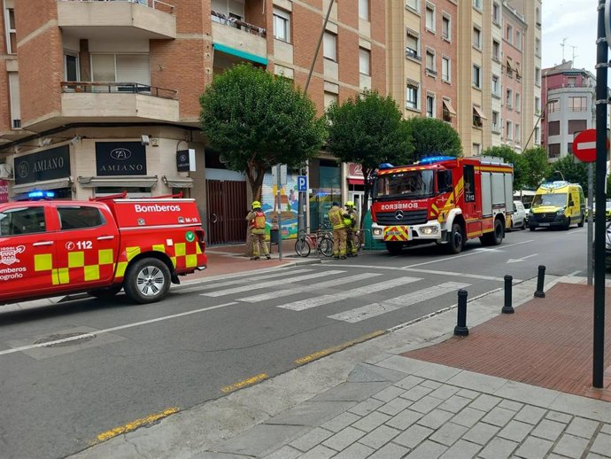 Los servicios de emergencias actuando en el conato de incendio de Garpesa, en la calle Pérez Galdós de Logroño
