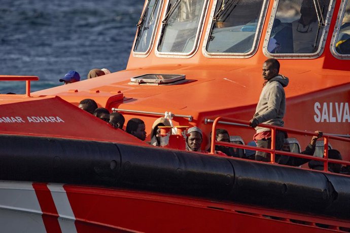 Archivo - Una lancha de Salvamento Marítimo tras el rescate de un cayuco a su llegada al Puerto de la Restinga, a 3 de diciembre de 2024, en El Hierro, Santa Cruz de Tenerife, Tenerife, Canarias (España). En el cayuco se encontraban 121 personas, entre el