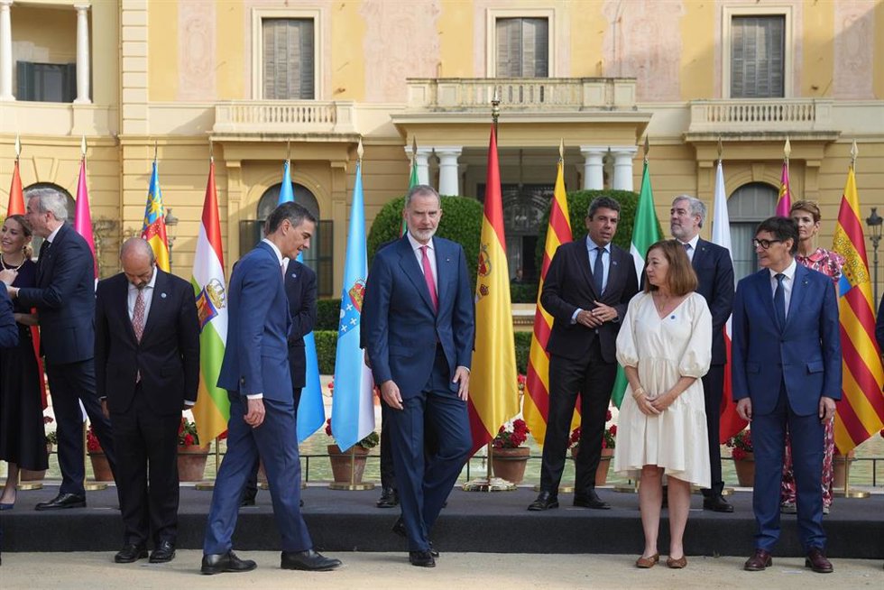 Archivo - (I-D) El presidente del Gobierno, Pedro Sánchez; el Rey Felipe VI; el presidente de la Generalitat valenciana, Carlos Mazón; la presidenta del Congreso, Francina Armengol; el presidente de Canarias, Fernando Clavijo y el presidente de la Gener