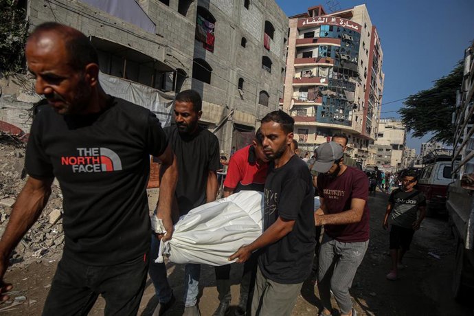 Traslado de un cadáver de un palestino en la ciudad de Gaza