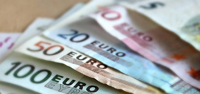 Archivo - Imagen de archivo de billetes de euros. 