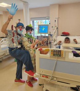 La intervención de los 'payasos de hospital' se basa en el apoyo terapéutico y psicosocial de los pacientes pediátricos.