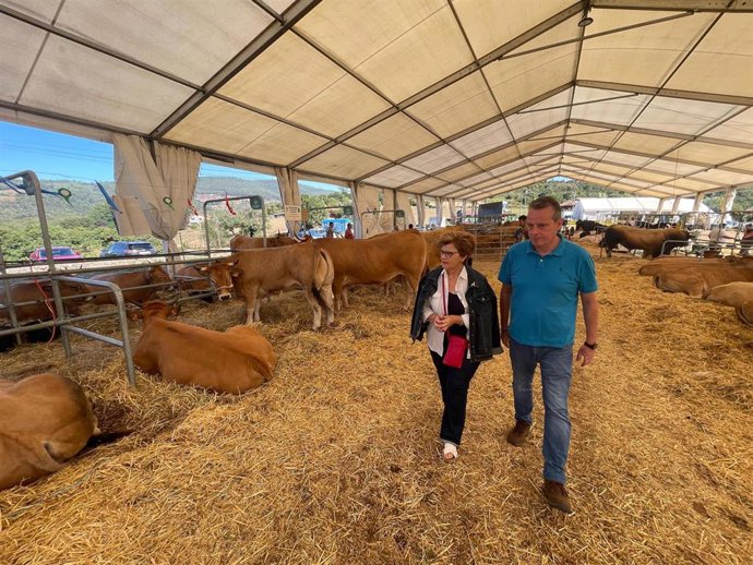 La alcaldesa de Las Regueras, Maribel Méndez, y el consejero de Medio Rural y Política Agraria, Marcelino Marcos, en el recinto ferial de Santuyanu, donde se celebar el 35 Concurso Exposición de Ganado Vacuno de Las Regueras.