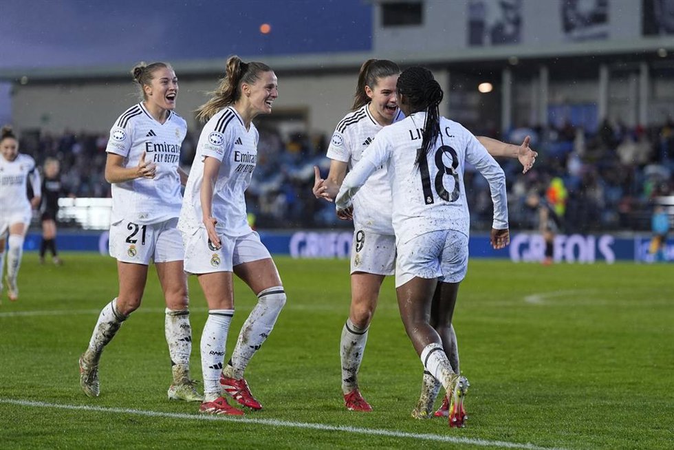 Archivo - Las jugadoras del Real Madrid celebran un gol de Linda Caicedo ante el Arsenal FC en la Champions 24-25