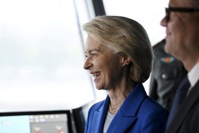 29 de agosto de 2025, Finlândia, Helsinque: O primeiro-ministro da Finlândia, Petteri Orpo (à dir.), e a presidente da Comissão Europeia, Ursula von der Leyen, a bordo do navio Turva, da Guarda de Fronteiras finlandesa, durante sua breve visita a Helsinqu